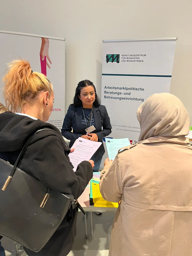 beratungszentrum-migrant-gespraech-jobmesse 2 Beratungen auf der Messe