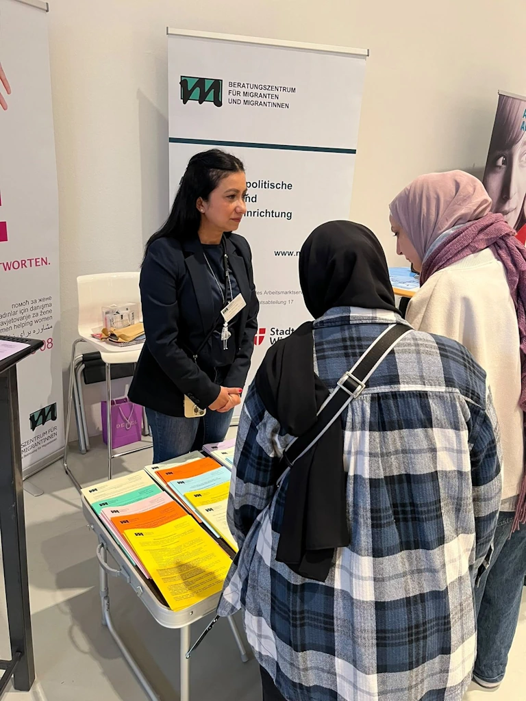 beratungszentrum-migrant-gespraech-jobmesse Beratungen auf der Messe