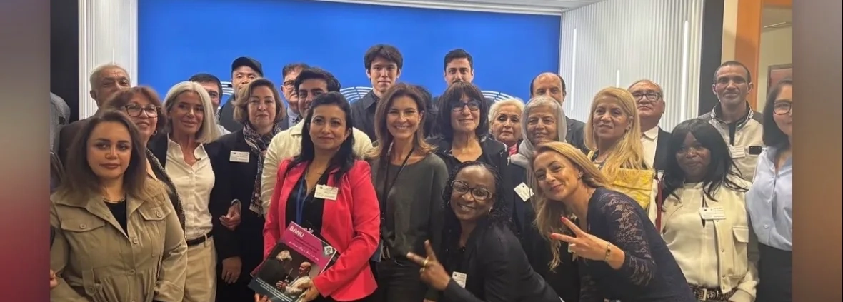Gruppenfoto der Teilnehmerinnen und Teilnehmer der Konferenz zu den Rechten afghanischer Frauen im Europäischen Parlament.