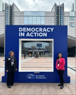 Maryam Singh und eine weitere Teilnehmerin vor dem Europäischen Parlament in Brüssel.