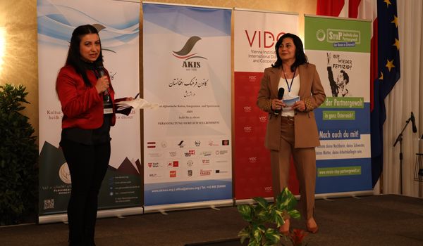 Friba Charkhi und Maryam Singh